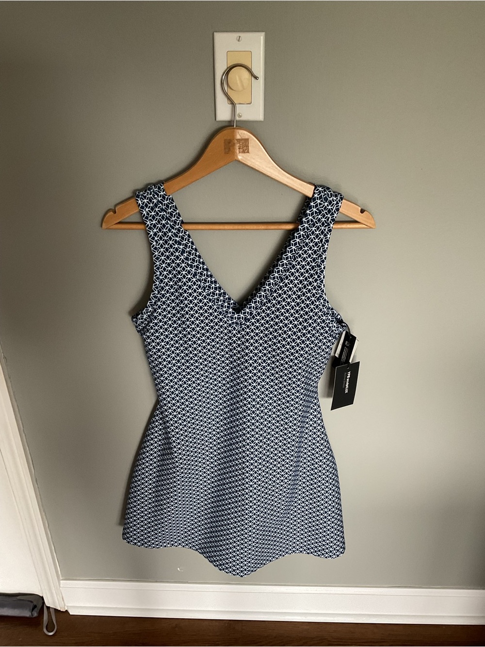 Abercrombie & Fitch YPB sculpLUX Navy & White Patterned V-Neck Sleeveless Dress